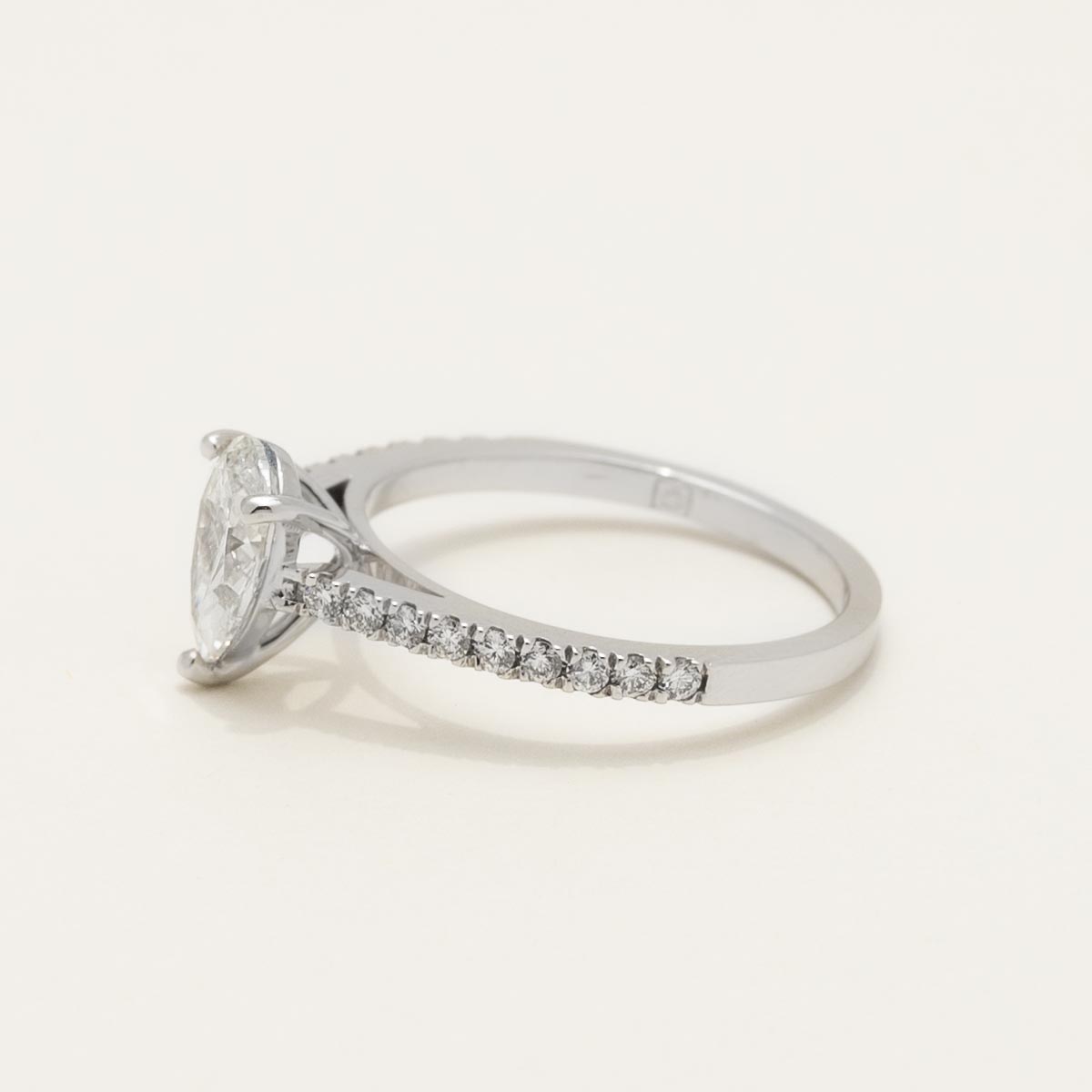 Pear Diamond Engagement Ring in 18kt White Gold (1 1/3ct tw)