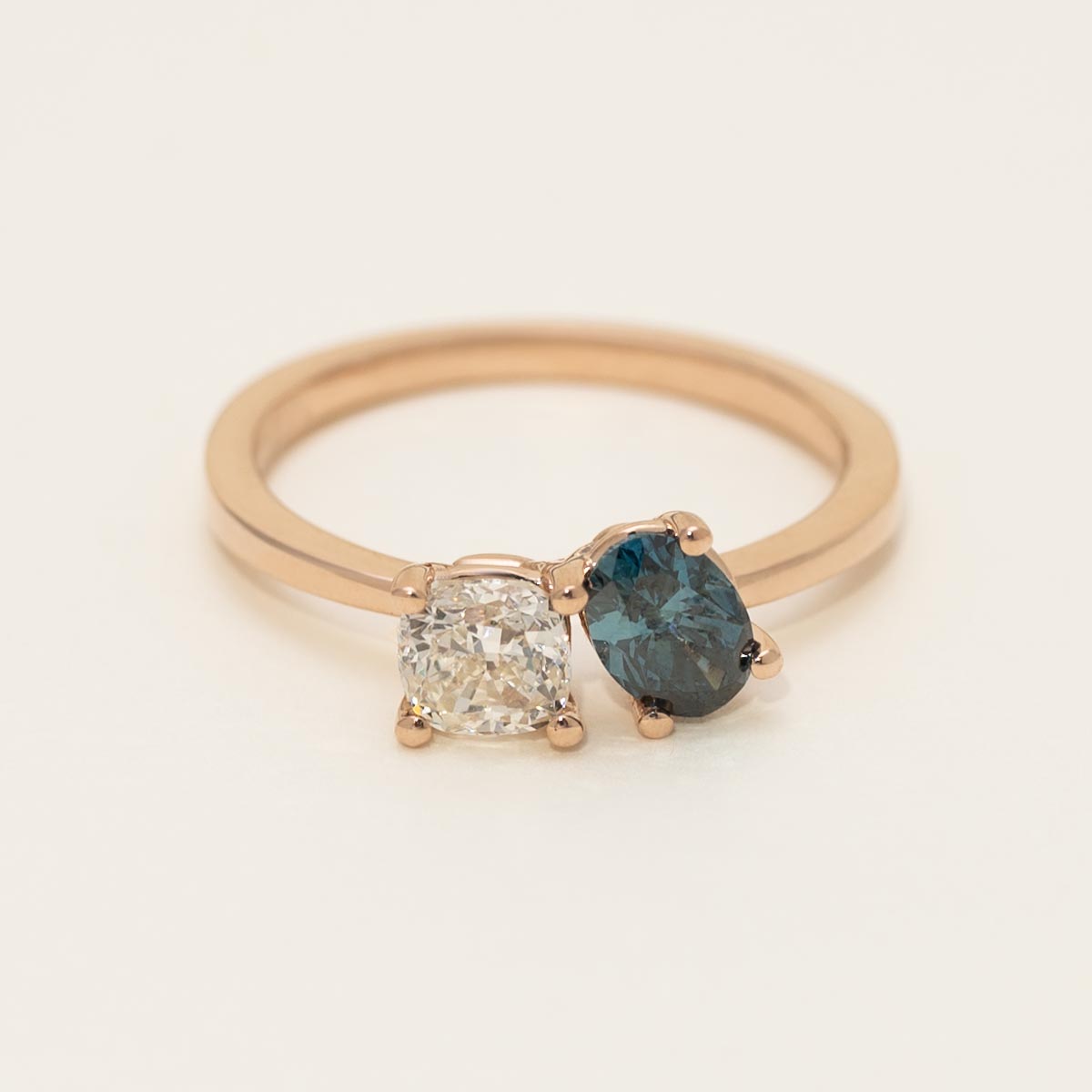 Blue Oval and White Cushion Diamond Toi et Moi Ring in 14kt Rose Gold (1ct tw)