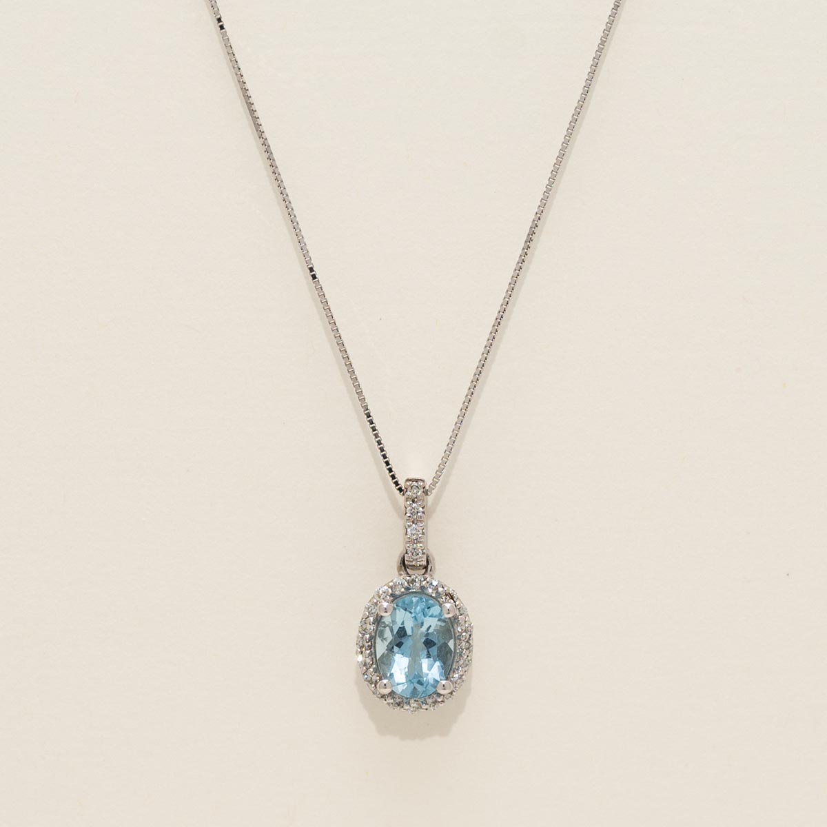 Oval Aquamarine Halo Necklace in 14kt White Gold with Diamonds (1/4ct tw)