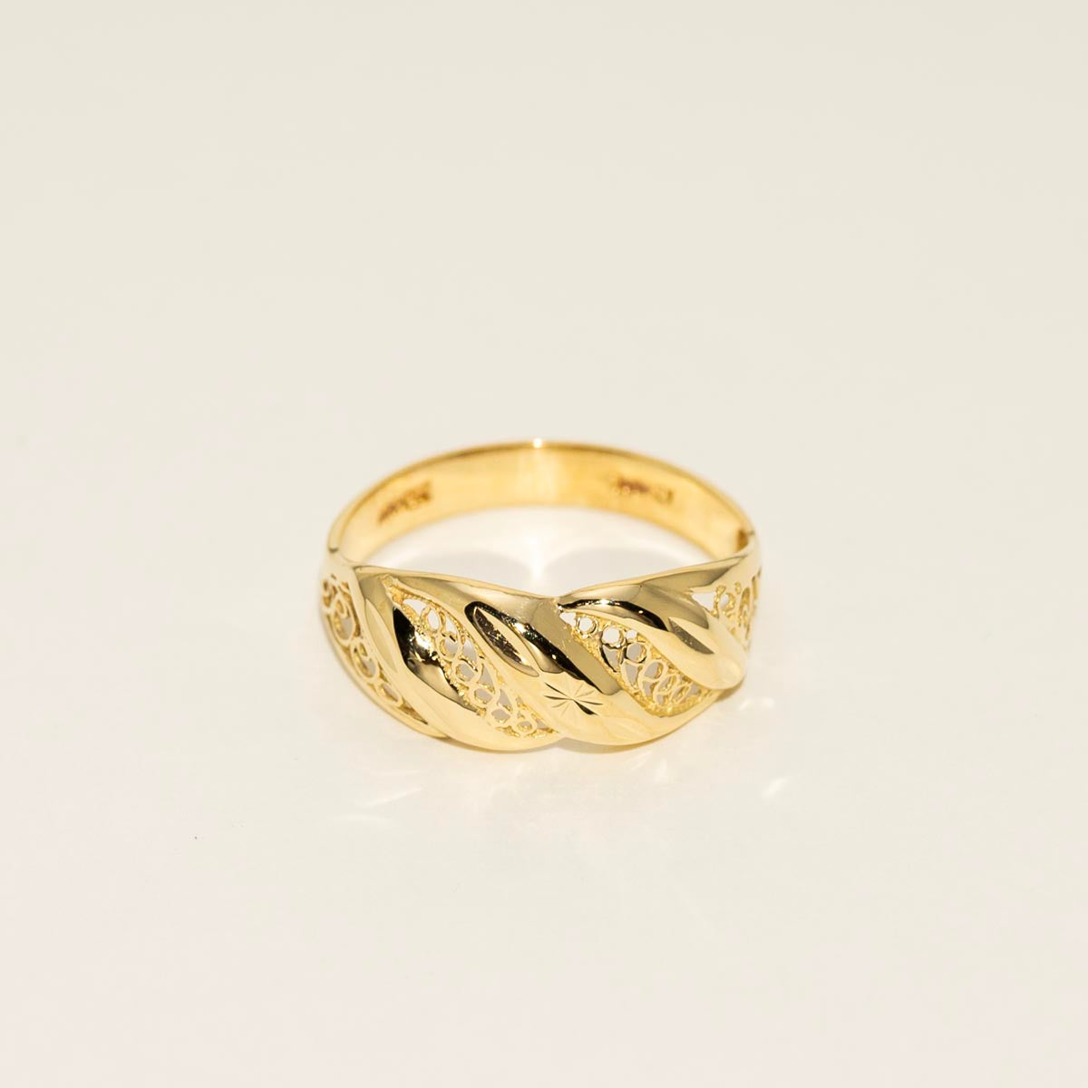 Estate Filigree Fashion Ring in 18kt Yellow Gold