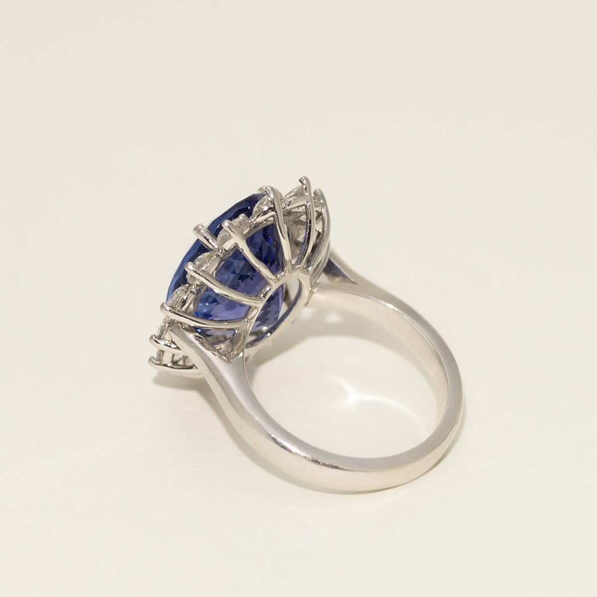 Oval Tanzanite Ring in 18kt White Gold with Diamonds (1 1/2ct tw)