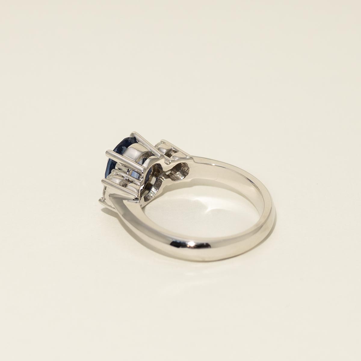 Oval Sapphire Ring in 18kt White Gold with Diamonds (1/3ct tw)